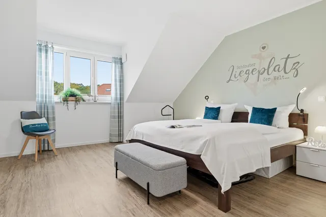 Schlafzimmer mit Doppelbett unter der Dachschräge
