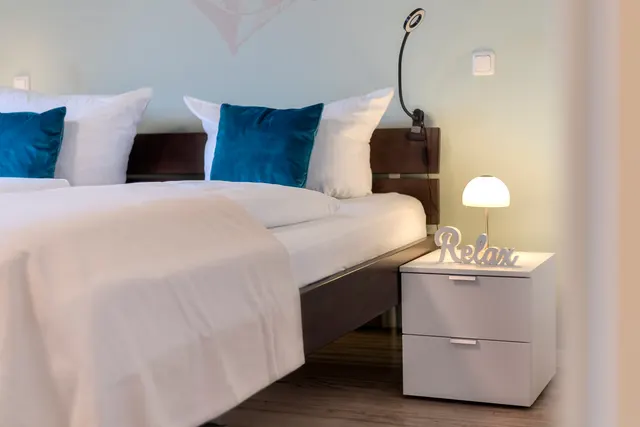 Doppelbett mit blauen Kissen