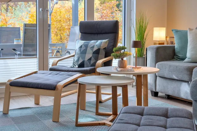 Leseecke mit Sessel und Hocker am Fenster