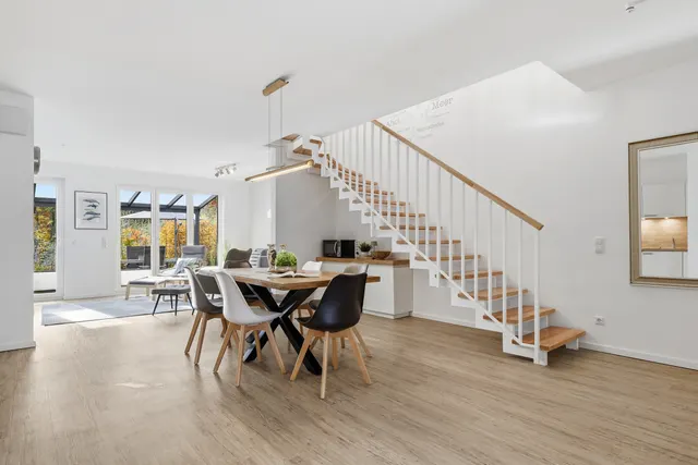 Essbereich mit Treppe und Blick in den Garten